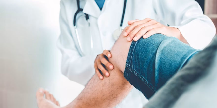 Doctor consulting with patient Knee problems Physical therapy concept