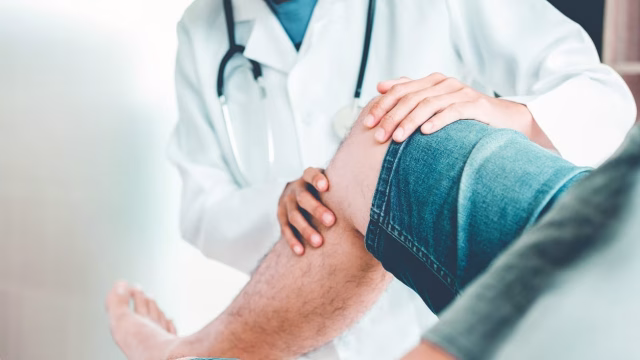 Doctor consulting with patient Knee problems Physical therapy concept